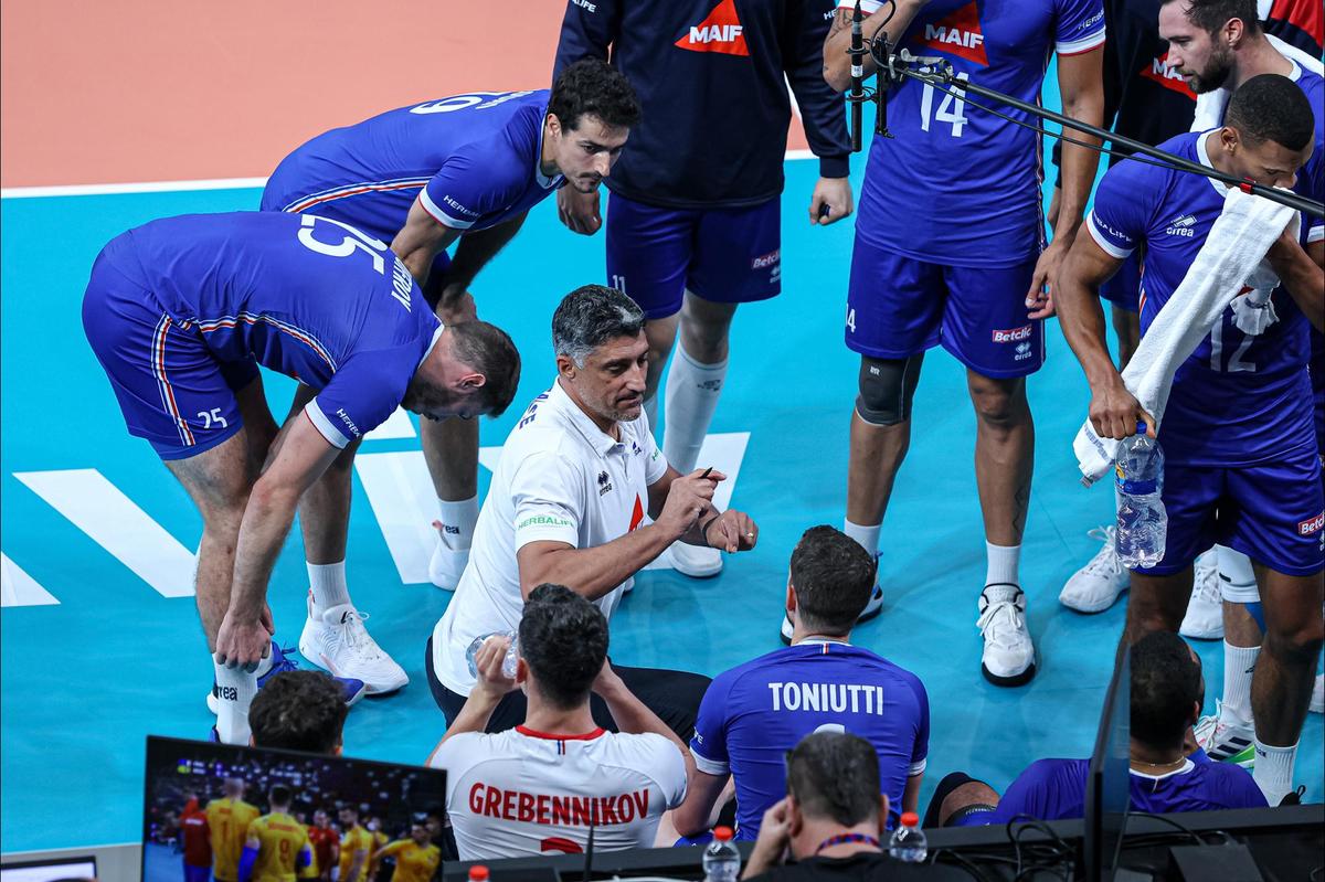 România a învins Franța, deținătoarea titlului olimpic, la Campionatul European de volei masculin și este în optimile de finală