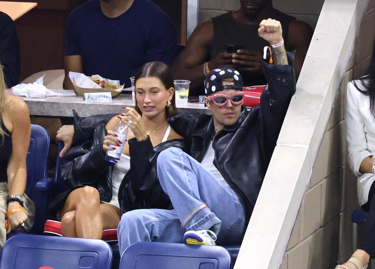 Apariția bizară a celebrului cuplu la US Open! El nu și-a dat jos ochelarii de soare roz, iar ea a îmbrăcat o rochie mini