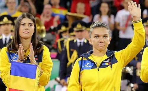 Sorana Cîrstea (33 de ani, 30 WTA) o va înfrunta pe Karolina Muchova (27 de ani, 10 WTA) în „sferturile” de la US Open 2023. Simona Halep (31 de ani) o simpatizează pe cehoaică.