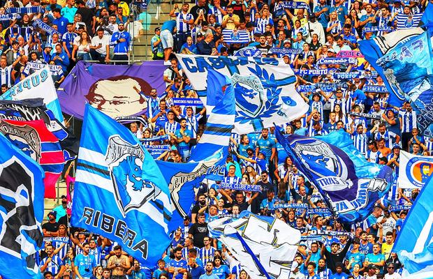 „O caricatură de fotbal" » FC Porto face scandal: arbitrul n-a avut VAR, așa că a dezbătut pe telefon!