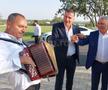 Stere Halep face spectacol cu acordeoniștii. foto: Mitruț Docan/GSP