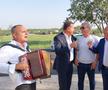 Stere Halep face spectacol cu acordeoniștii. foto: Mitruț Docan/GSP