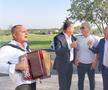 Stere Halep face spectacol cu acordeoniștii. foto: Mitruț Docan/GSP