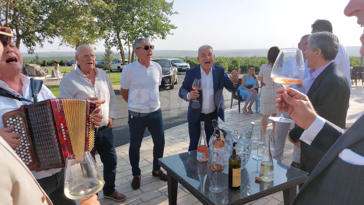 Imagini epice cu Stere Halep » Nu s-a lăsat dus de la evenimentul lui Hagi! A chemat acordeoniștii și a început să cânte: „Umfl-o, mă!” + Moment genial cu soția lui Gică Popescu
