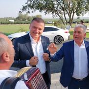 Stere Halep face spectacol cu acordeoniștii. foto: Mitruț Docan/GSP