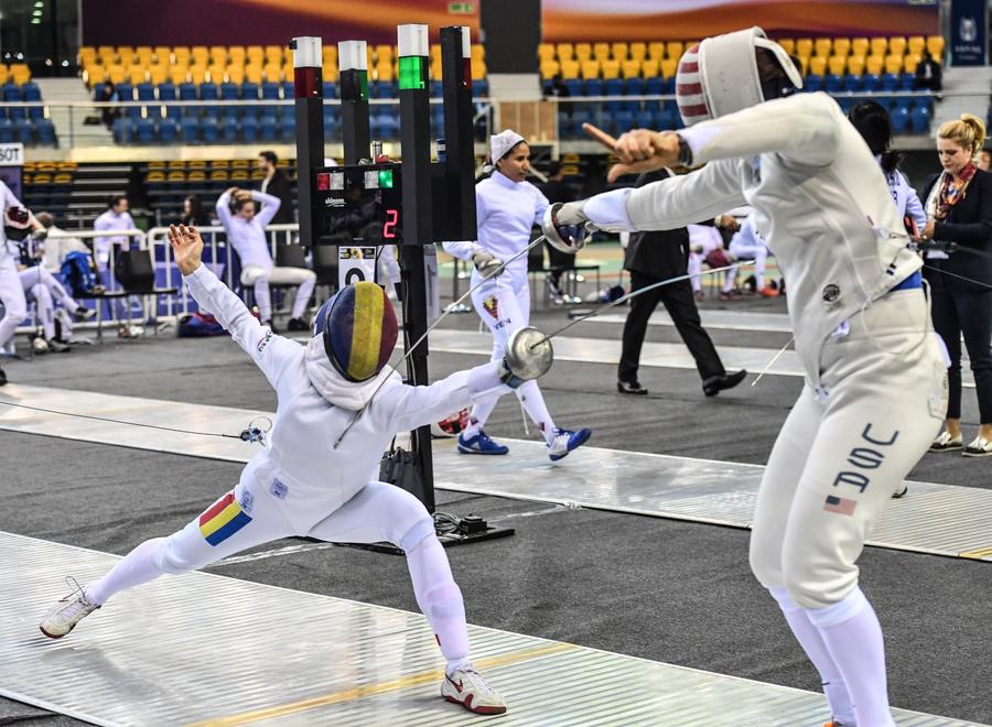 Alexandra Predescu (stânga) în concurs Foto: FIE Un sport ca Triunghiul Bermudelor » Alexandra Predescu, campioană mondială, vrea medalie la Los Angeles 2028, dar vorbește despre un fenomen complicat în România: „Mulți își pierd speranța”