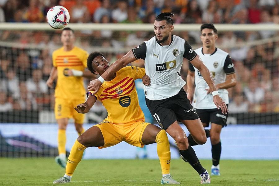 Rafa Mir, în duelul cu Alejandro Balde, din meciul pierdut de Valencia (1-2) cu Barcelona în prima etapă a stagiunii din LaLiga / Foto: Imago Fotbalistul arestat pentru viol, eliberat pe cauțiune! Atacantul Valenciei e cercetat pentru că, împreună cu un amic, ar fi violat două femei la piscina vilei sale
