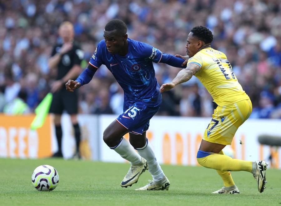 Ecuadorianul Moises Caicedo (stânga) este jucătorul din lot pentru care Chelsea a plătit cei mai mulți bani: 116 milioane acum un an, de la Brighton / Foto: Imago Chelsea a pulverizat toate barierele » Are cel mai scump lot din istoria fotbalului! Le-a bătut pe rivalele din Manchester, celelalte două miliardare din topul CIES
