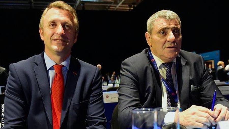 Eroll Salihu (stânga) și Fadil Vokrri, fostul președinte al federației, au fost oamenii care au introdus Kosovo pe lista UEFA și FIFA Președintele TAS din Kosovo e amicul lui Răzvan Burleanu: „România va câștiga cu 3-0, dar faceți-vă ordine în tribună!” » Motivele pentru care-l acuză pe arbitrul danez