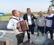 Stere Halep face spectacol cu acordeoniștii. foto: Mitruț Docan/GSP