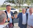 Stere Halep face spectacol cu acordeoniștii. foto: Mitruț Docan/GSP