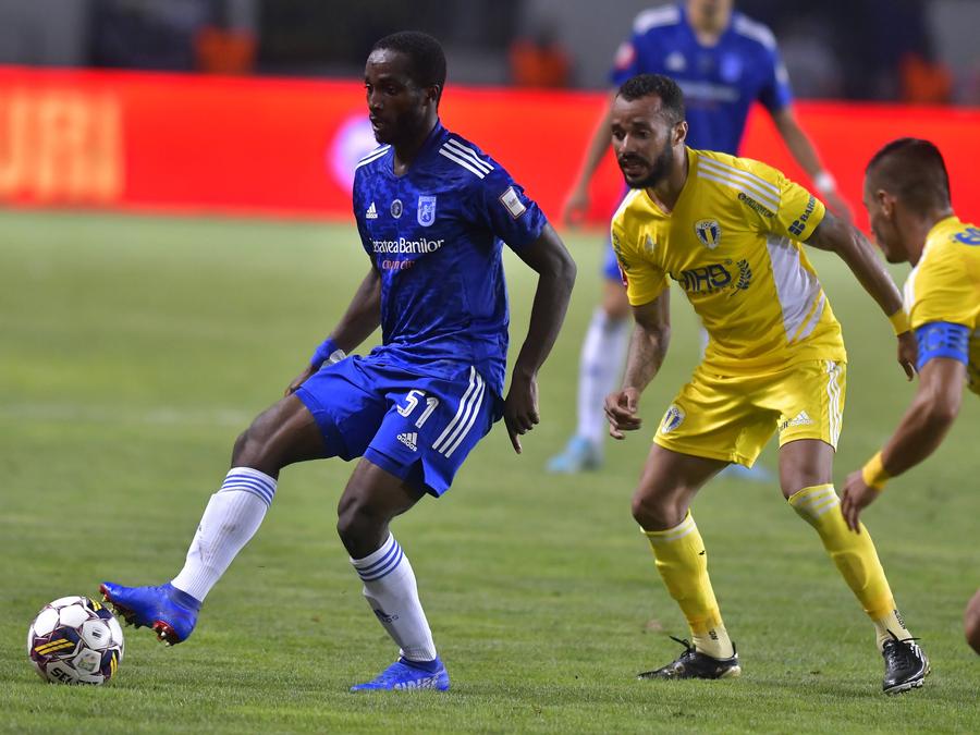 Sekou Sidibe (n.r. în albastru), jucând pentru FCU Craiova Gigi Becali, dezlănțuit pe piața transferurilor » Acord total cu Adrian Mititelu: „E interesant, îi dau o șansă!”