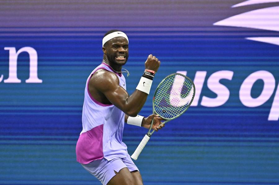 Frances Tiafoe sărbătorind un punct Foto: Imago Roger Federer în tribună la US Open, reacția lui Frances Tiafoe: „Ce e cu tipul ăsta, omule? E perfect”