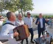 Stere Halep face spectacol cu acordeoniștii. foto: Mitruț Docan/GSP