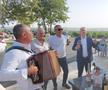 Stere Halep face spectacol cu acordeoniștii. foto: Mitruț Docan/GSP