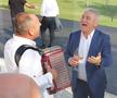 Stere Halep face spectacol cu acordeoniștii. foto: Mitruț Docan/GSP