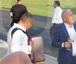 Stere Halep face spectacol cu acordeoniștii. foto: Mitruț Docan/GSP