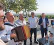 Stere Halep face spectacol cu acordeoniștii. foto: Mitruț Docan/GSP