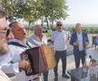 Stere Halep face spectacol cu acordeoniștii. foto: Mitruț Docan/GSP
