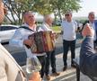Stere Halep face spectacol cu acordeoniștii. foto: Mitruț Docan/GSP