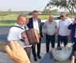 Stere Halep face spectacol cu acordeoniștii. foto: Mitruț Docan/GSP