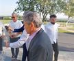 Stere Halep face spectacol cu acordeoniștii. foto: Mitruț Docan/GSP