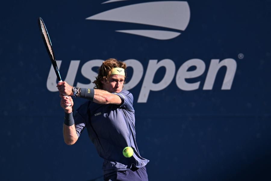 Andrey Rublecv evoluează cu ceasul la mână FOTO Imago Imgaes Forbes, ierarhie inedită: de la 430.000, la 285 de dolari » Cine a purtat cel mai scump și cel mai ieftin ceas la US Open