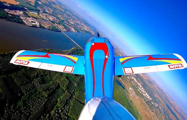 Oferă-le celor dragi experiențe, nu lucruri! Cum ar fi un zbor introductiv cu avionul!