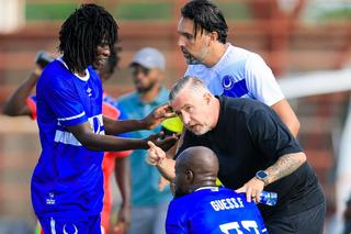Dezvăluiri incredibile despre campionatul unde a ajuns Laurențiu Reghecampf: „Fotbalistul stătea departe de joc și căsca pe teren”