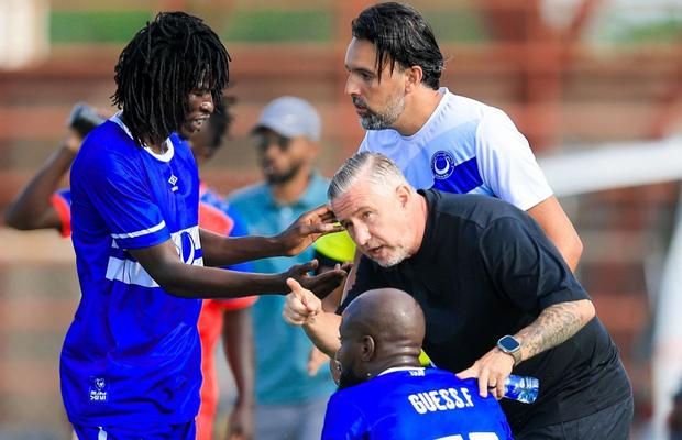 Dezvăluiri incredibile despre campionatul unde a ajuns Laurențiu Reghecampf: „Fotbalistul stătea departe de joc și căsca pe teren”