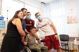 Rapidiștii au adus zâmbete pe chipurile copiilor internați la Spitalul „Marie Curie” din București: „Când îi vezi îți dai seama că tu nu ai nicio problemă”