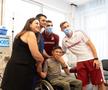 Rapidiștii au adus zâmbete pe chipurile copiilor internați la Spitalul „Marie Curie” din București: „Când îi vezi îți dai seama că tu nu ai nicio problemă”