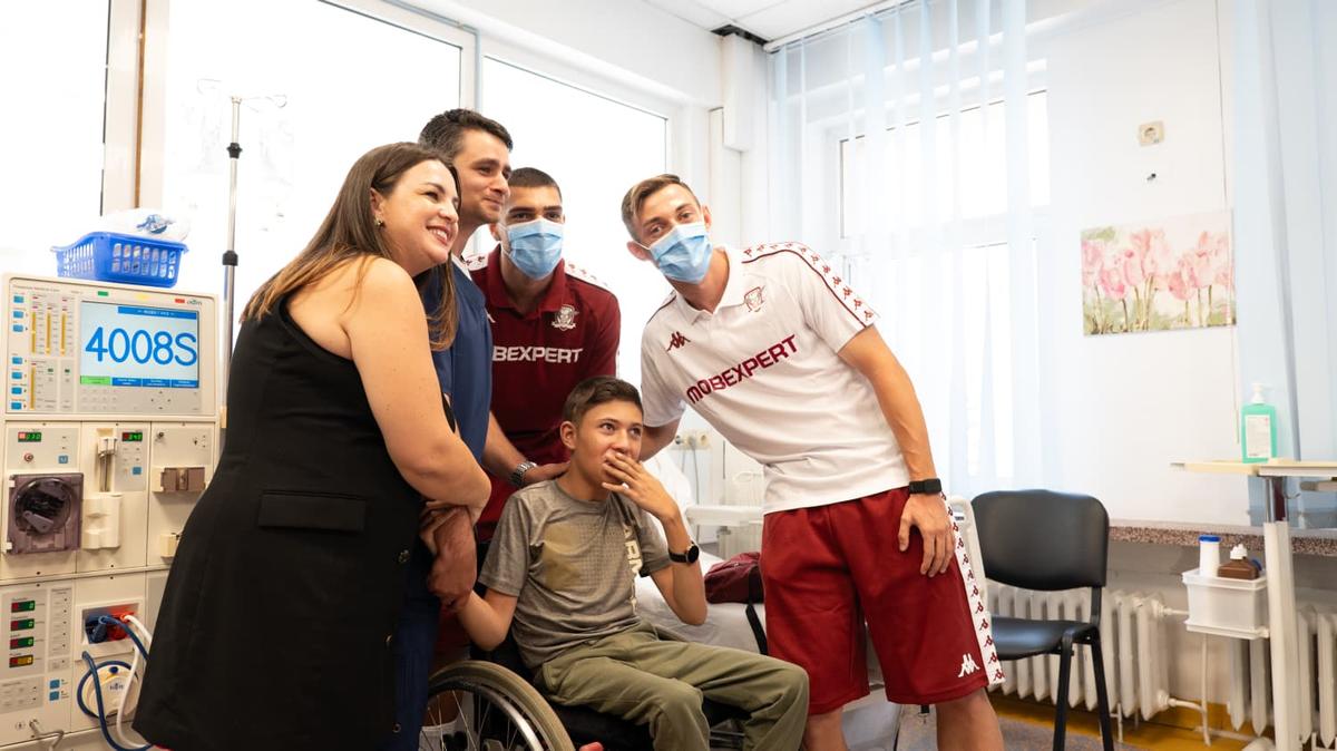 Rapidiștii au adus zâmbete pe chipurile copiilor internați la Spitalul „Marie Curie” din București: „Când îi vezi îți dai seama că tu nu ai nicio problemă”