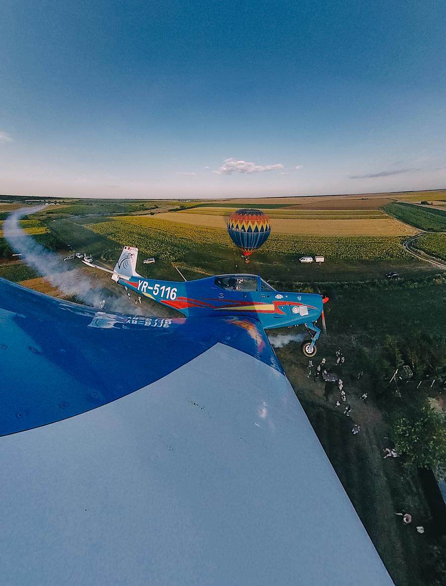 Oferă-le celor dragi experiențe, nu lucruri! Cum ar fi un zbor introductiv cu avionul!