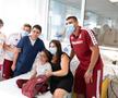Rapidiștii au adus zâmbete pe chipurile copiilor internați la Spitalul „Marie Curie” din București: „Când îi vezi îți dai seama că tu nu ai nicio problemă”
