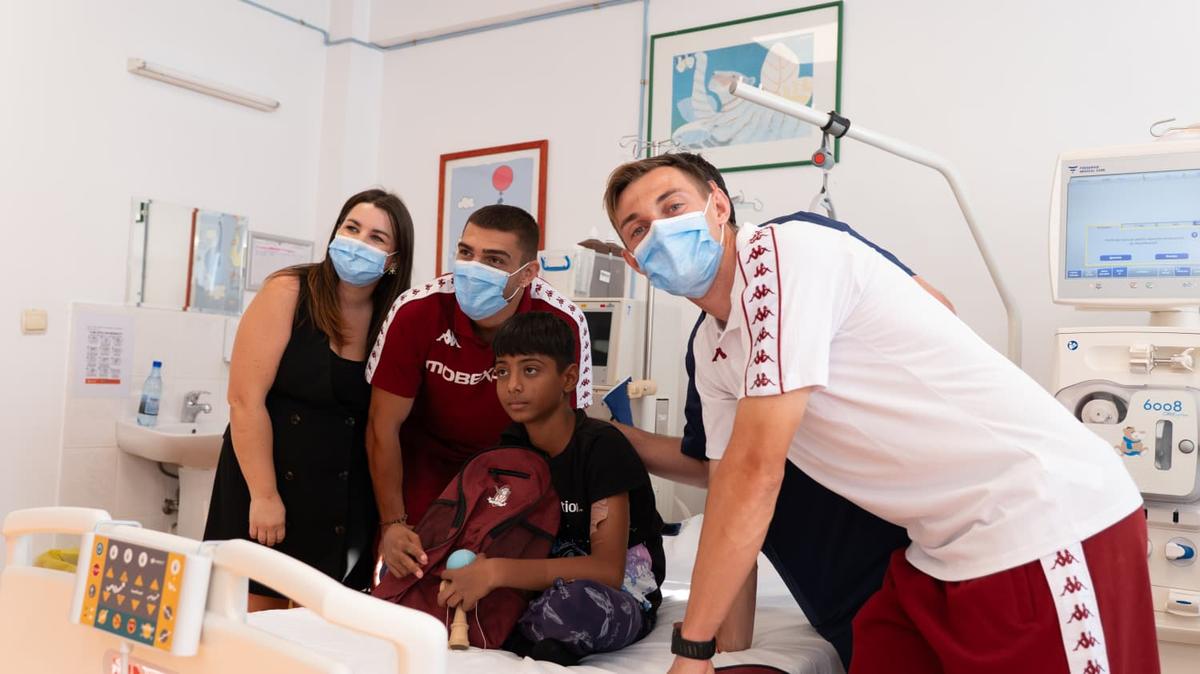Rapidiștii au adus zâmbete pe chipurile copiilor internați la Spitalul „Marie Curie” din București: „Când îi vezi îți dai seama că tu nu ai nicio problemă”
