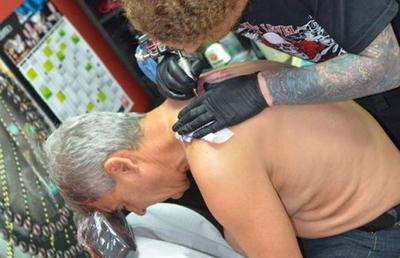 „Serios, a murit?!” » Fanul #1 din România al lui Armani, Sorin Cârțu i-a dedicat un tatuaj celebrului designer: „Am contract”
