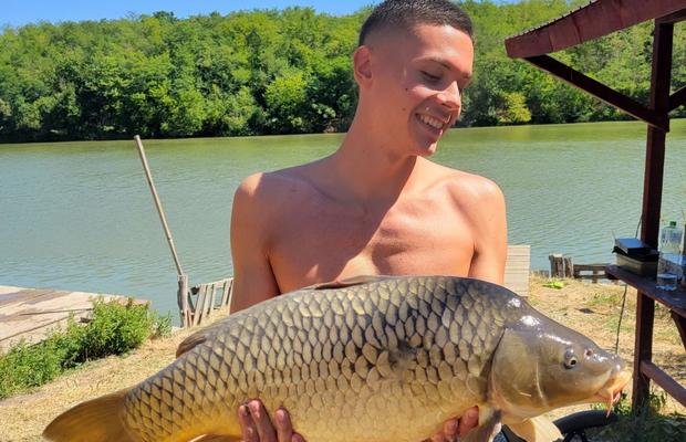Delir la comentarii, după fotografiile postate azi de David Popovici: „L-ai alergat până nu a mai putut”