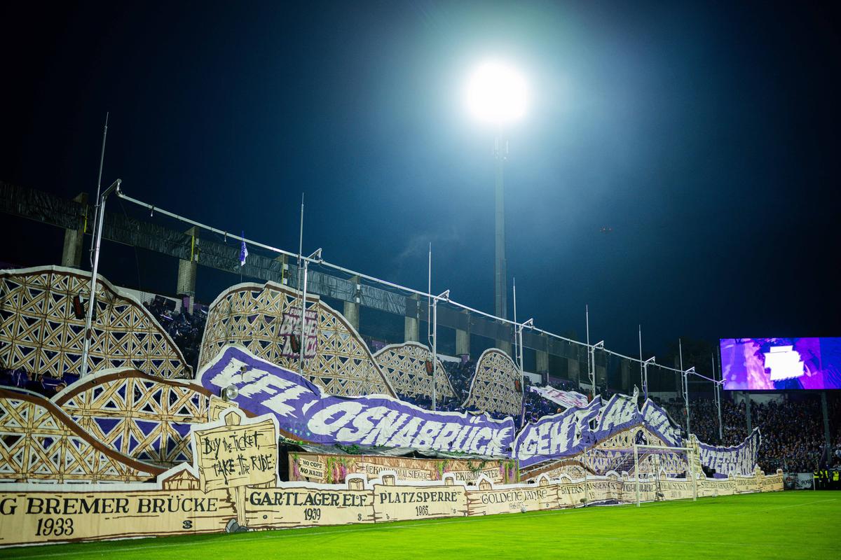 Spectacol în tribunele de la Osnabruck: un roller coaster s-a plimbat în peluză