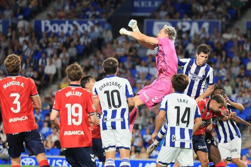 Ionuț Radu se înalță și boxează o minge centrată în careului lui Celta Vigo în meciul cu Real Sociedad 0-0 / Foto: Imago