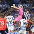 Ionuț Radu se înalță și boxează o minge centrată în careului lui Celta Vigo în meciul cu Real Sociedad 0-0 / Foto: Imago