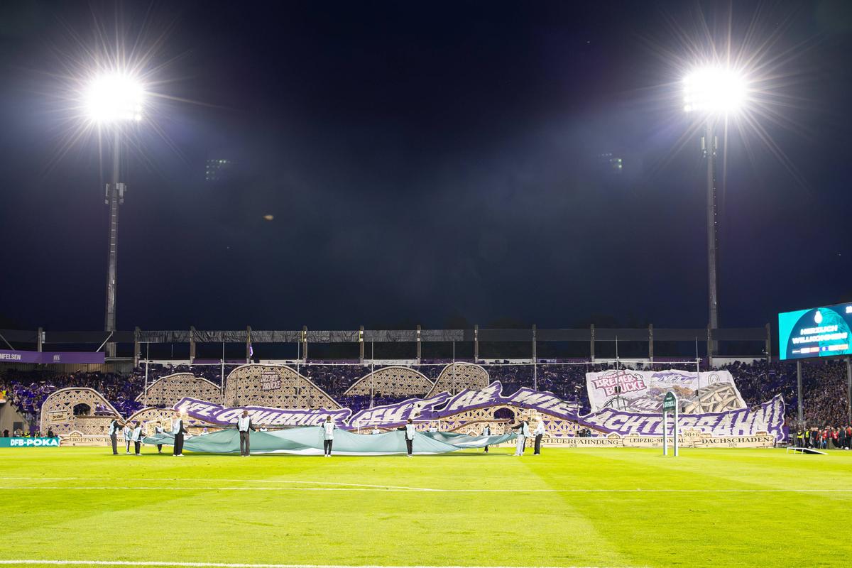 Spectacol în tribunele de la Osnabruck: un roller coaster s-a plimbat în peluză