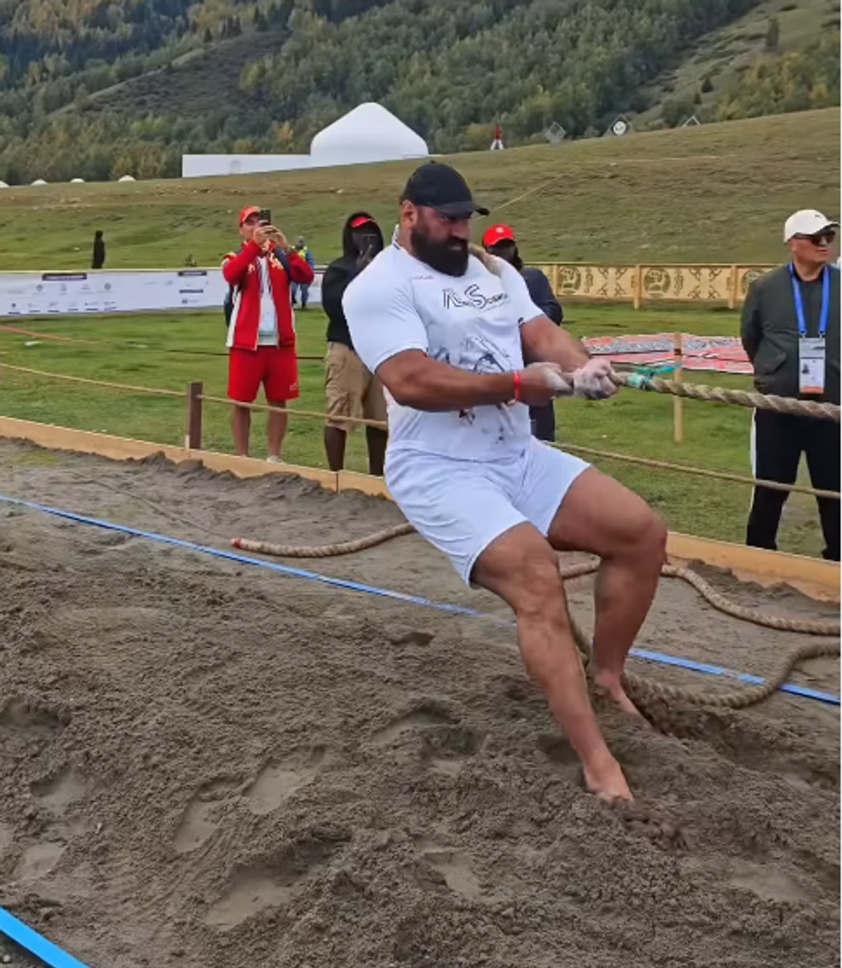 Imagini incredibile de la competiția misterioasă unde participă și România » David vs. Goliat în viața reală: cum s-a încheiat proba