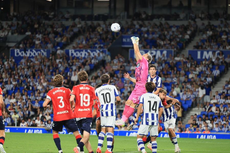 Ionuț Radu se înalță și boxează o minge centrată în careului lui Celta Vigo în meciul cu Real Sociedad 0-0 / Foto: Imago „Ionuț Radu a paralizat Sociedad” » 3 parade imense pentru român în La Liga