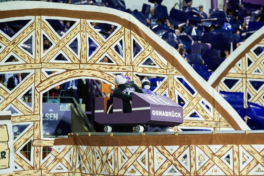 Spectacol în tribunele de la Osnabruck: un roller coaster s-a plimbat în peluză // foto: imago images