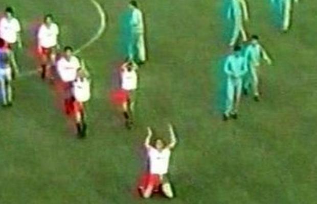 FCSB - DINAMO // VIDEO 3 momente tensionate din perioada comunistă a derby-ului! Unul dintre cele mai criminale faulturi din istoria fotbalului românesc: „Dacă am vrut să-l rup? Sincer? Da!” + gesturi obscene și bătăi în culise!