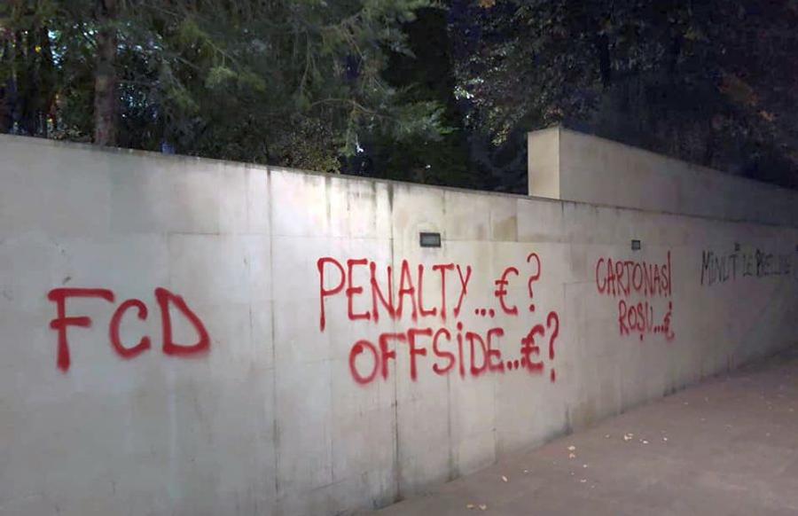 Sursă foto: Facebook Peluza Cătălin Hîldan FCSB - DINAMO 3-2. PCH, protest anti-FRF în miez de noapte: „Spaniolii nu sunt în hora «frăției» la Federația României!”