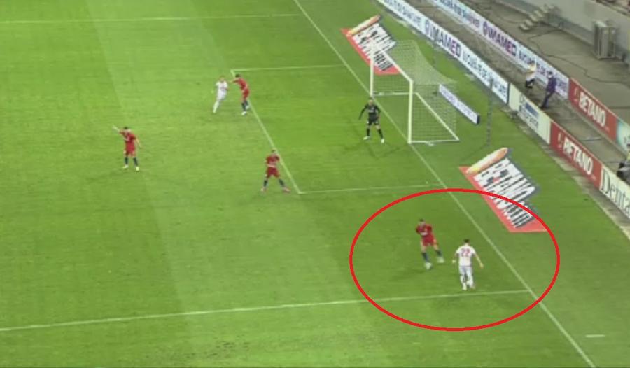 Andrei Miron și Deian Sorescu la faza golului de 2-2 // FOTO: Captură Digi Sport FCSB - DINAMO 3-2. Ilie Dumitrescu s-a enervat în direct la TV după Derby: „Pe bune?! Eu nu suport asta!” » Ce jucător a criticat vehement