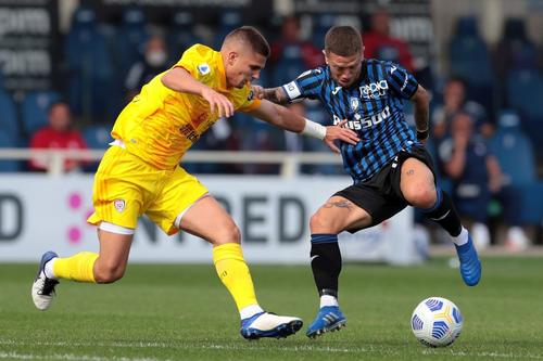 Răzvan Marin, într-un duel cu Papu Gomez în Atalanta - Cagliari // foto: Guliver/gettyimages
