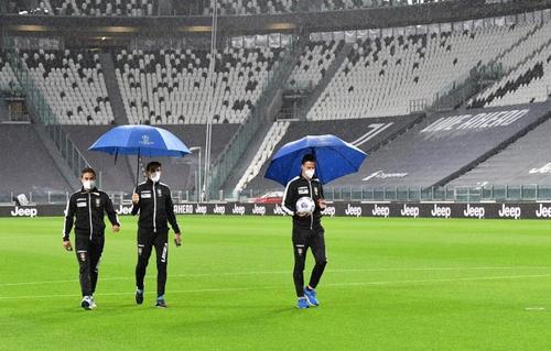 În această seară ar fi trebuit să aibă loc meciul Juventus - Napoli, din Serie A. Partida nu se va juca, întrucât autoritățile sanitare au interzis oaspeților să facă deplasarea la Torino
